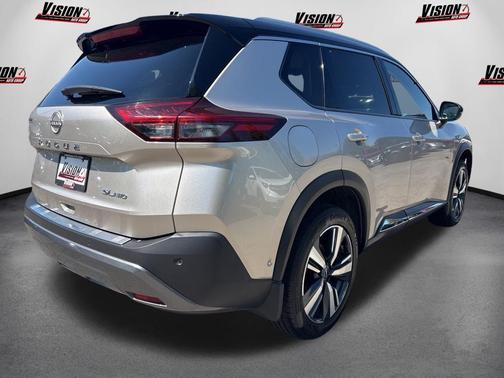 Champagne Silver Metallic/Super Black 2023 Nissan Rogue SL