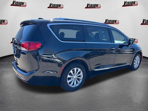 Brilliant Black Crystal Pearlcoat 2019 Chrysler Pacifica Touring L