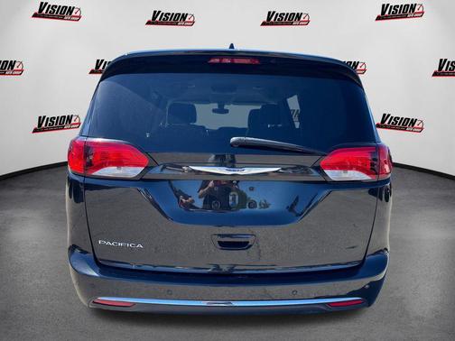 Brilliant Black Crystal Pearlcoat 2019 Chrysler Pacifica Touring L