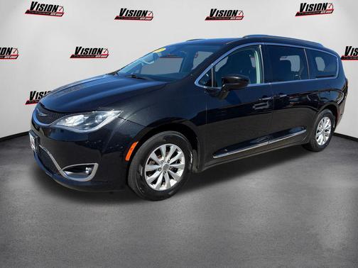 Brilliant Black Crystal Pearlcoat 2019 Chrysler Pacifica Touring L