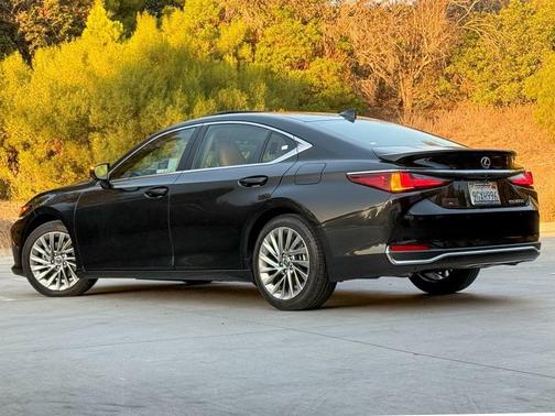 2023 Lexus ES 300h Luxury