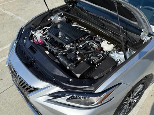 2025 Lexus ES 300h Base