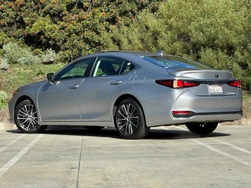 2025 Lexus ES 300h Base