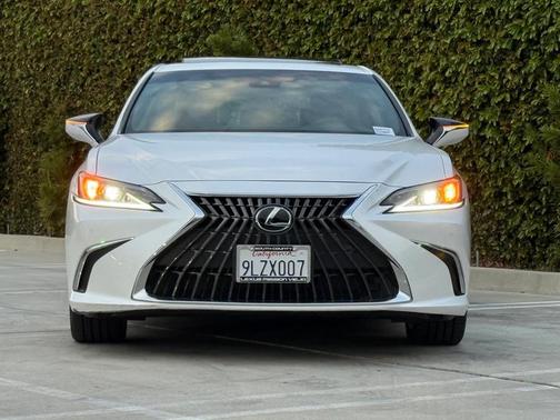 2024 Lexus ES 300h Base