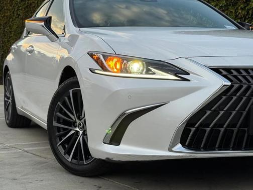 2024 Lexus ES 300h Base