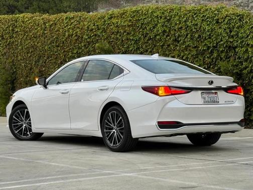 2024 Lexus ES 300h Base