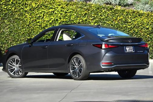 2025 Lexus ES 300h Base