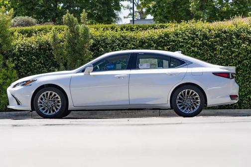 2025 Lexus ES 300h Luxury