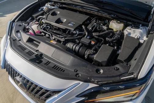 2025 Lexus ES 300h Luxury