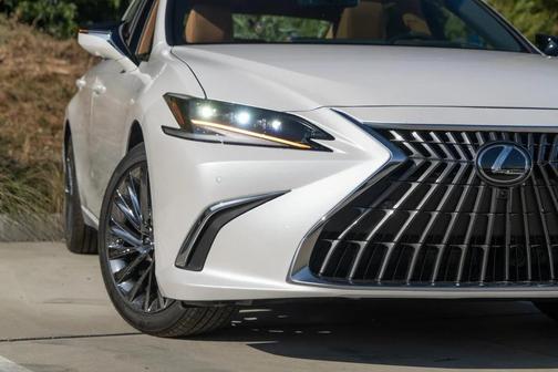 2025 Lexus ES 300h Luxury