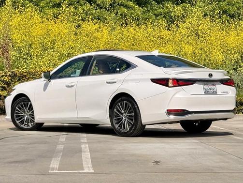 2025 Lexus ES 300h Base