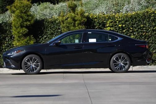 2025 Lexus ES 300h Base