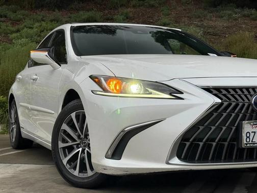 2022 Lexus ES 300h Base