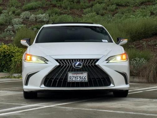 2022 Lexus ES 300h Base