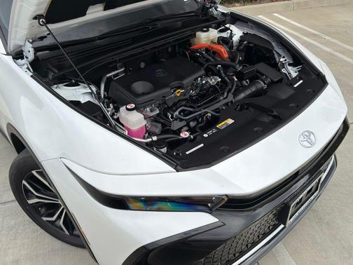 Oxygen White 2023 Toyota Crown XLE