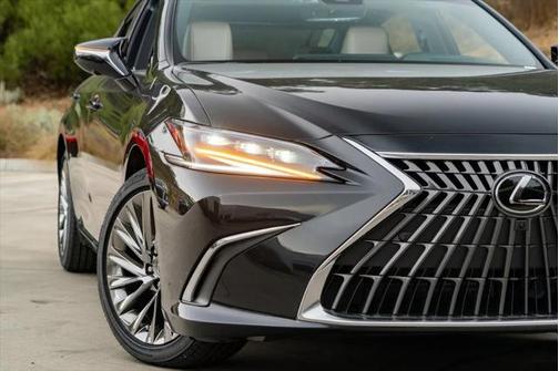 2025 Lexus ES 300h Luxury