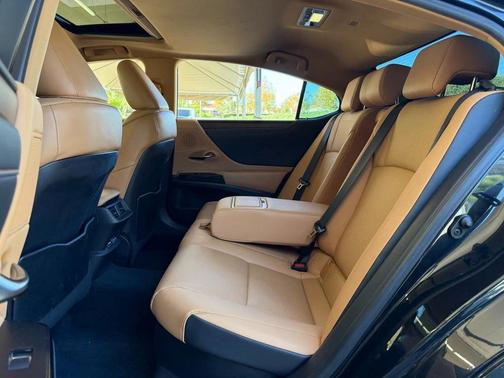 2022 Lexus ES 300h Base