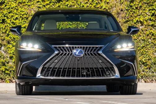 2025 Lexus ES 300h Luxury