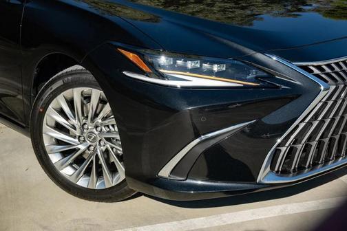 2025 Lexus ES 300h Luxury