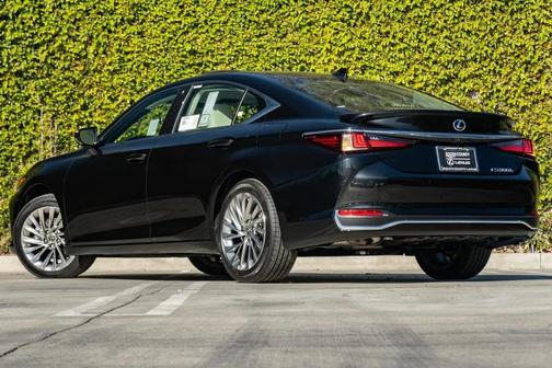 2025 Lexus ES 300h Luxury