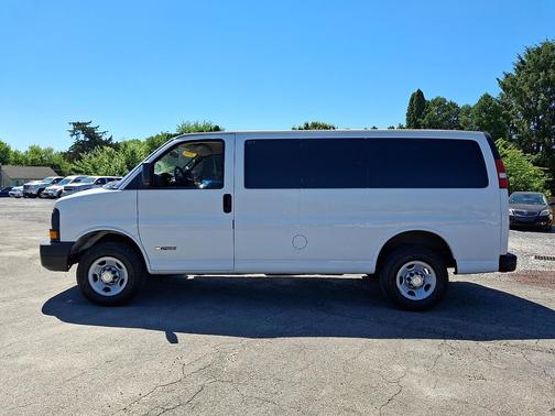 Summit White 2004 Chevrolet Express 2500 Base
