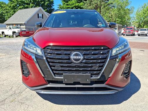 Scarlet Ember Tintcoat/Super Black 2023 Nissan Kicks SR