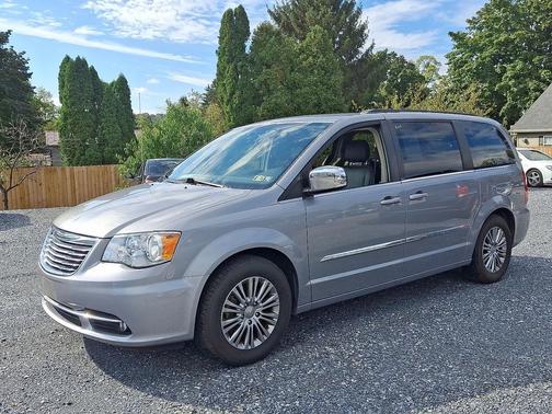2014 Chrysler Town & Country Touring-L