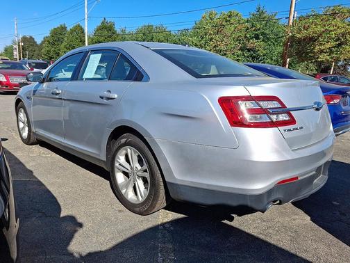 2017 Ford Taurus SE