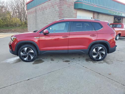 2024 Volkswagen Taos SE 4MOTION