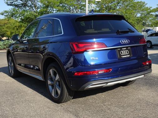 Navarra Blue Metallic 2024 Audi Q5 Premium Plus