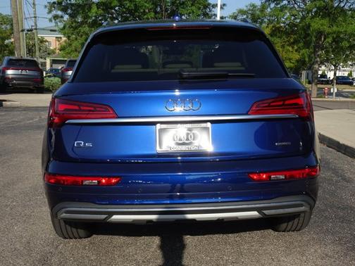 Navarra Blue Metallic 2024 Audi Q5 Premium Plus