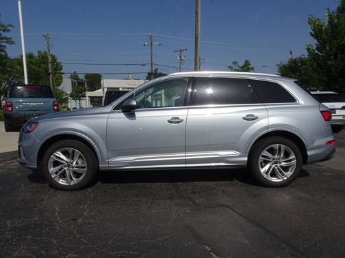 Satellite Silver Metallic 2023 Audi Q7 Premium