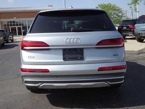 Satellite Silver Metallic 2023 Audi Q7 Premium