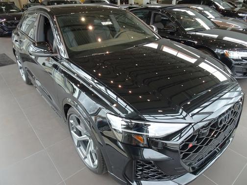 Mythos Black Metallic 2026 Audi RS Q8 performance