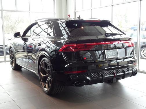 Mythos Black Metallic 2026 Audi RS Q8 performance