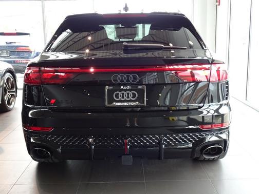 Mythos Black Metallic 2026 Audi RS Q8 performance