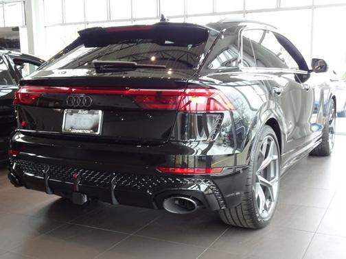 Mythos Black Metallic 2026 Audi RS Q8 performance