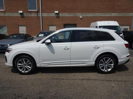 2025 Audi Q7 Premium