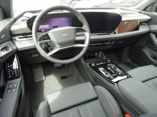 Mythos Black Metallic 2027 Audi Q6 e-tron Prestige