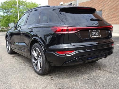 Mythos Black Metallic 2027 Audi Q6 e-tron Prestige