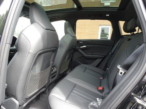 Mythos Black Metallic 2027 Audi Q6 e-tron Prestige