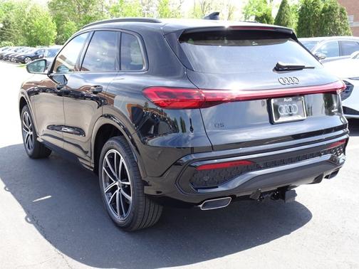 Mythos Black Metallic 2026 Audi Q5 Premium Plus