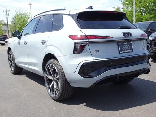 Arrow Gray Pearl Effect 2026 Audi Q3 S line