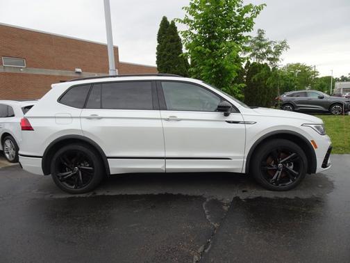 White 2023 Volkswagen Tiguan SE R-Line Black