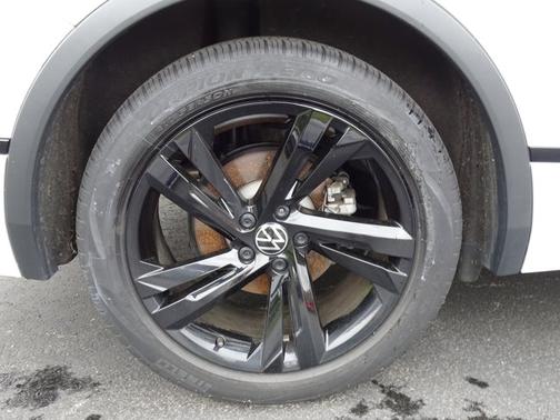 White 2023 Volkswagen Tiguan SE R-Line Black