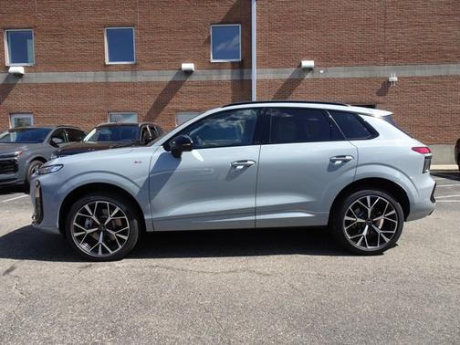 Arrow Gray Pearl Effect 2026 Audi Q3 S line
