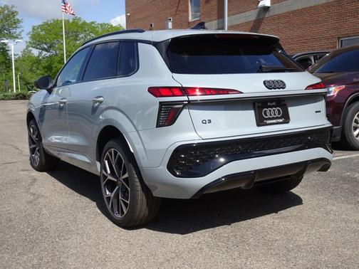 Arrow Gray Pearl Effect 2026 Audi Q3 S line