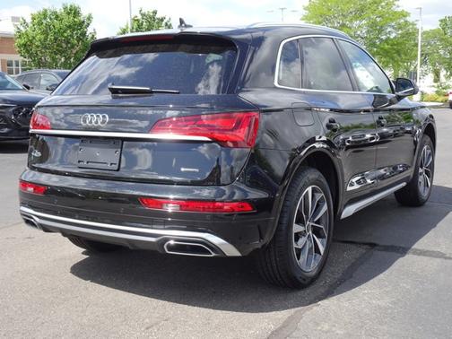 Mythos Black Metallic 2023 Audi Q5 S line Premium