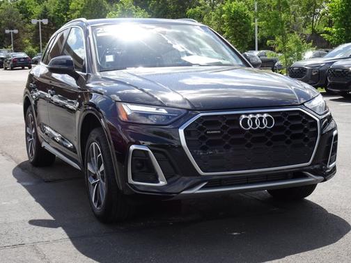 Mythos Black Metallic 2023 Audi Q5 S line Premium