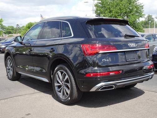 Mythos Black Metallic 2023 Audi Q5 S line Premium